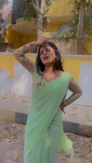 Kavyashree Gowda Instagram - Troll agutte song 🤩 @nimmaupendra sir 👌👌
@kavyashree_gowda_official 
.
.
.
.
.
.
 Saree : @rathamdesignstudio 
#trollagutte #treanding #new  #k #kavyashreegowda