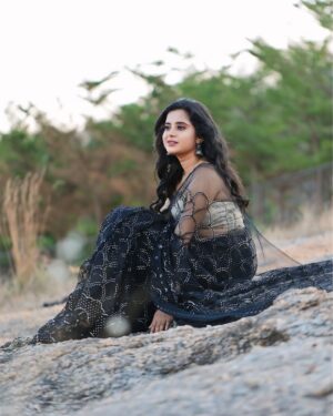 Kavyashree Gowda Instagram - Saree me modern naari 🖤✨ 
.
.
.
.
Attire:  @dt_bridalstudio