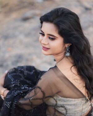 Kavyashree Gowda Instagram - Saree me modern naari 🖤✨ 
.
.
.
.
Attire:  @dt_bridalstudio