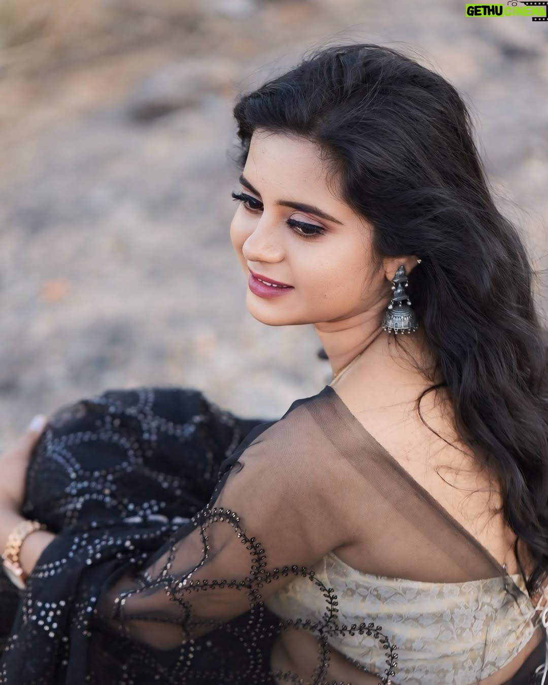 Kavyashree Gowda - 11.4K Likes - Saree me modern naari 🖤✨
.
.
.
.
Attire: @dt_bridalstudio