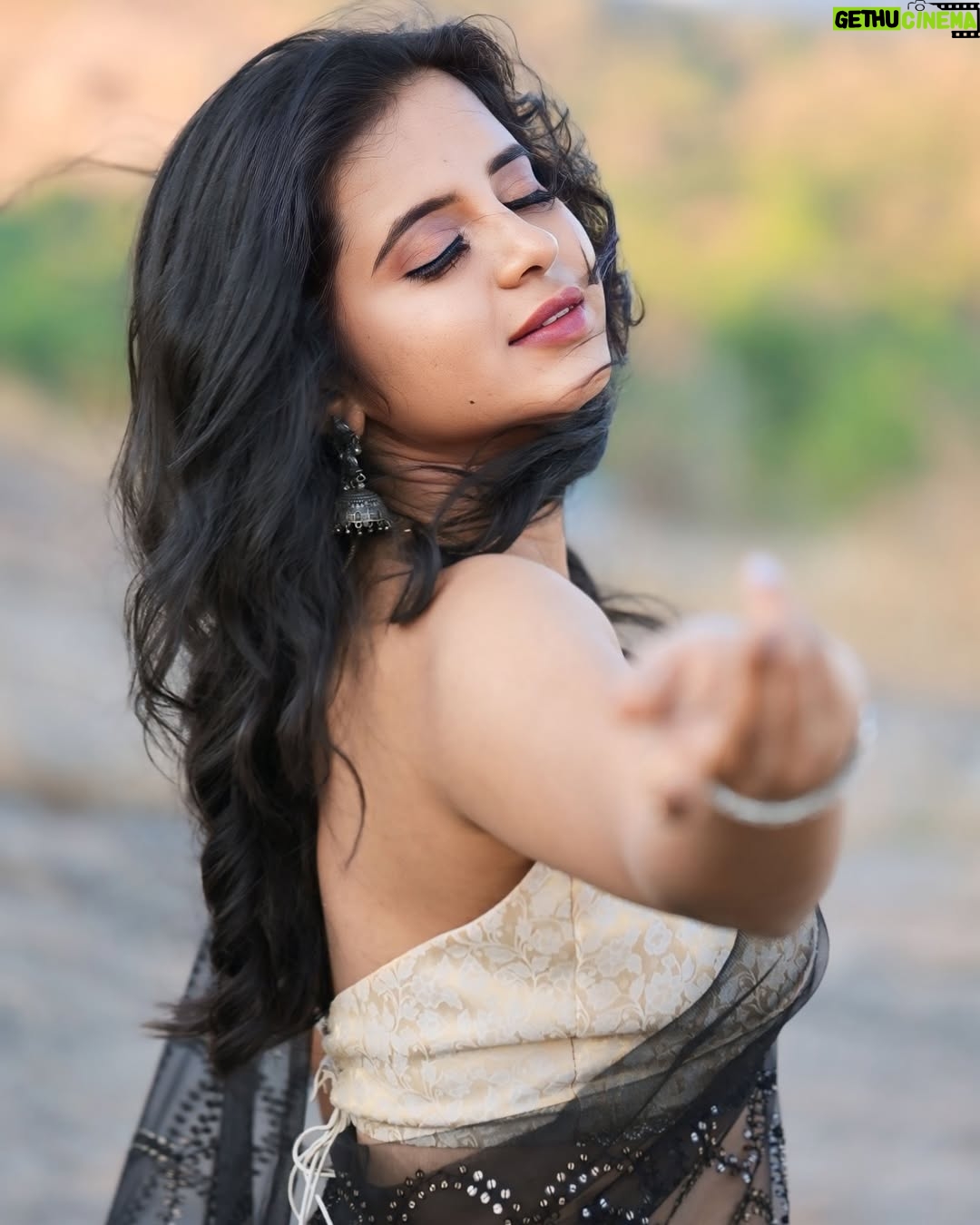 Kavyashree Gowda - 11.4K Likes - Saree me modern naari 🖤✨
.
.
.
.
Attire: @dt_bridalstudio