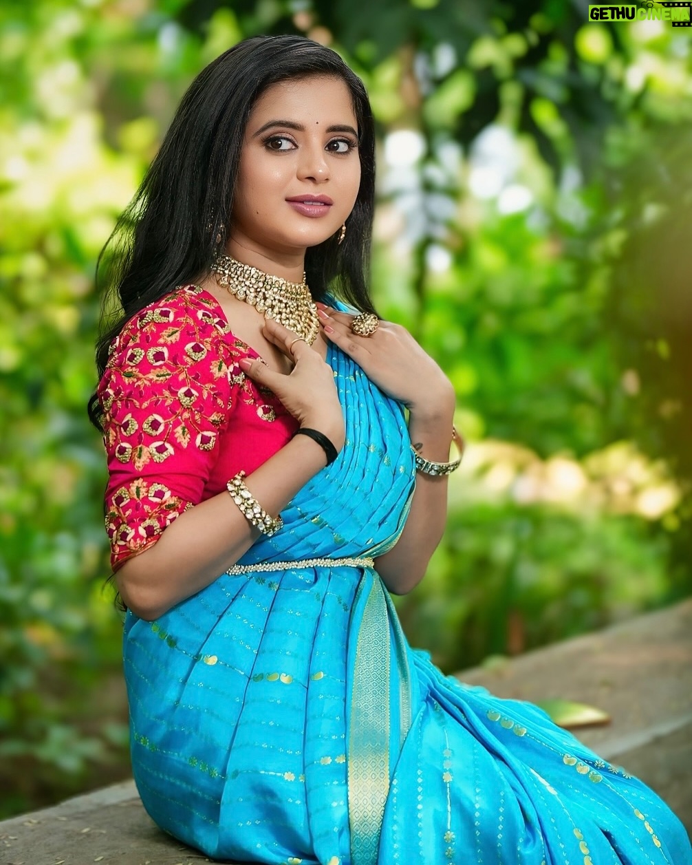 Kavyashree Gowda - 4.9K Likes - 🩵✨
.
.
Saree ; @kanchi_co_yogalakshmi_silks
Blouse : @dt_bridalstudio
.
Pc : @mcc_manucampaignscorner
.
MUA : @makeover_by_kavyarohith
Hair : @hair_by_pallavi_shatty
.
.
#kavyashreegowda