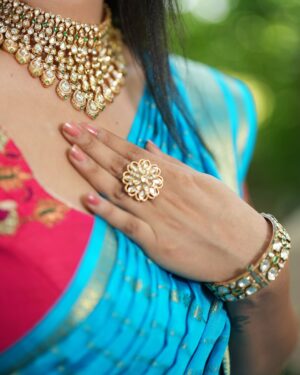 Kavyashree Gowda Instagram - 🩵✨
.
.
Saree ; @kanchi_co_yogalakshmi_silks 
Blouse : @dt_bridalstudio 
.
Pc : @mcc_manucampaignscorner 
.
MUA : @makeover_by_kavyarohith 
Hair : @hair_by_pallavi_shatty 
.
.
#kavyashreegowda