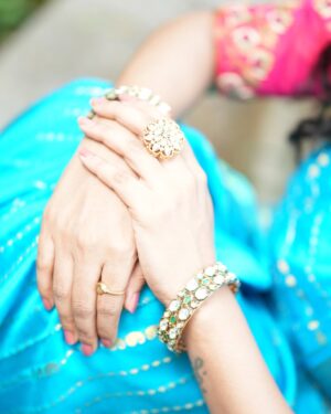 Kavyashree Gowda Instagram - 🩵✨
.
.
Saree ; @kanchi_co_yogalakshmi_silks 
Blouse : @dt_bridalstudio 
.
Pc : @mcc_manucampaignscorner 
.
MUA : @makeover_by_kavyarohith 
Hair : @hair_by_pallavi_shatty 
.
.
#kavyashreegowda