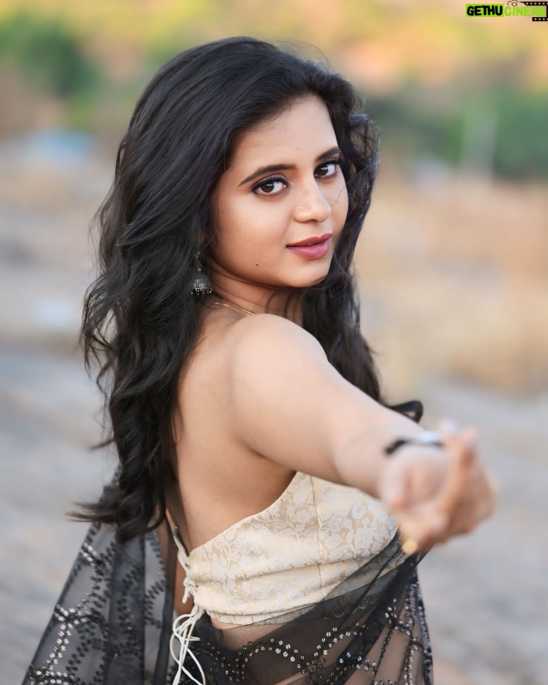 Kavyashree Gowda - 11.4K Likes - Saree me modern naari 🖤✨
.
.
.
.
Attire: @dt_bridalstudio