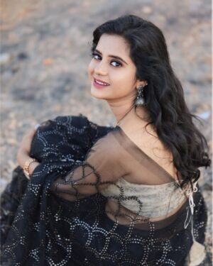 Kavyashree Gowda Instagram - Saree me modern naari 🖤✨ 
.
.
.
.
Attire:  @dt_bridalstudio