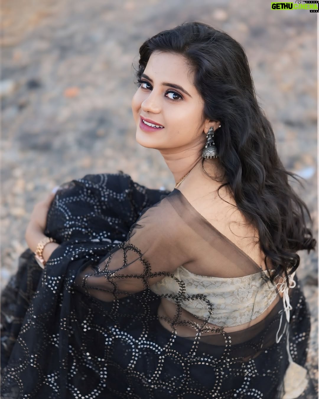 Kavyashree Gowda - 11.4K Likes - Saree me modern naari 🖤✨
.
.
.
.
Attire: @dt_bridalstudio