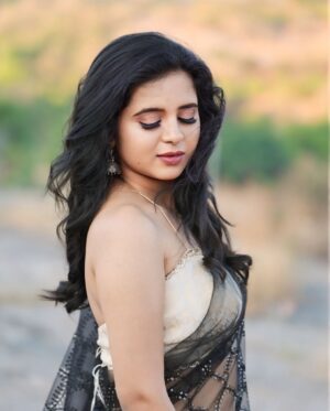 Kavyashree Gowda Instagram - Saree me modern naari 🖤✨ 
.
.
.
.
Attire:  @dt_bridalstudio