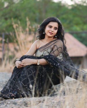 Kavyashree Gowda Instagram - Saree me modern naari 🖤✨ 
.
.
.
.
Attire:  @dt_bridalstudio