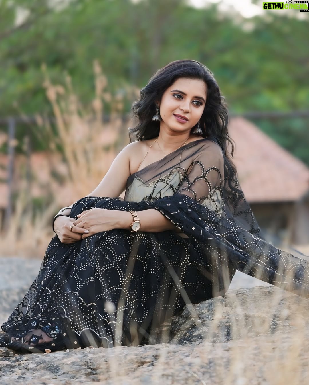 Kavyashree Gowda - 11.4K Likes - Saree me modern naari 🖤✨
.
.
.
.
Attire: @dt_bridalstudio