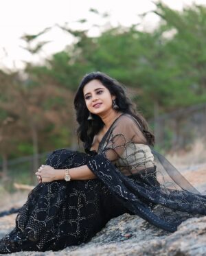 Kavyashree Gowda Instagram - Saree me modern naari 🖤✨ 
.
.
.
.
Attire:  @dt_bridalstudio