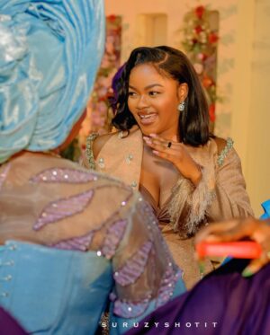 Kehinde Bankole Instagram - Some fun was had ❤️ 
Captain Degzy’s wedding Tbt 😍. @tomiwasage slide 6 has a show, please get tickets and support massively 🙏🏽. Last slide I met a cute lil friend!😀
Photos @suruzyshotit