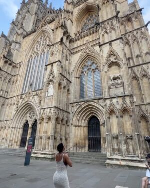 Kehinde Bankole Instagram - YORK. Seeing York city as we tour spreading the African culture and stories in cities in the U.K to children 3  and families through theatre “Anna Hiniscus’ Song”
 Slide 2, York Minster is one of the world’s most magnificent cathedrals. The entire city was like something from a vintage magazine. I couldn’t get enough. ♥️ and Vinci Hair Nigeria, see my Hair- fidence is coming back! Can rock my natural hair more gradually now it’s restoring 🤍. Shout out to my lovely Nigerian sweethearts I met during this tour in slide 3 😉