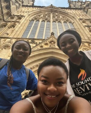 Kehinde Bankole Instagram - YORK. Seeing York city as we tour spreading the African culture and stories in cities in the U.K to children 3  and families through theatre “Anna Hiniscus’ Song”
 Slide 2, York Minster is one of the world’s most magnificent cathedrals. The entire city was like something from a vintage magazine. I couldn’t get enough. ♥️ and Vinci Hair Nigeria, see my Hair- fidence is coming back! Can rock my natural hair more gradually now it’s restoring 🤍. Shout out to my lovely Nigerian sweethearts I met during this tour in slide 3 😉