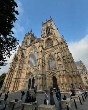 Kehinde Bankole Instagram - YORK. Seeing York city as we tour spreading the African culture and stories in cities in the U.K to children 3  and families through theatre “Anna Hiniscus’ Song”
 Slide 2, York Minster is one of the world’s most magnificent cathedrals. The entire city was like something from a vintage magazine. I couldn’t get enough. ♥️ and Vinci Hair Nigeria, see my Hair- fidence is coming back! Can rock my natural hair more gradually now it’s restoring 🤍. Shout out to my lovely Nigerian sweethearts I met during this tour in slide 3 😉