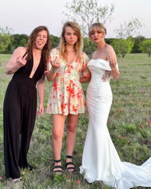 Kendra Instagram - There’s something so wonderful about watching your loved ones find their person 🥹 Congratulations to @kriscollins and @oompavilleig  we are so so happy for yall and feel so blessed to have gotten to watch you bloom together!! Wishing yall a home full of laughter and belly’s full of tomahawks 😌🥳💞✨