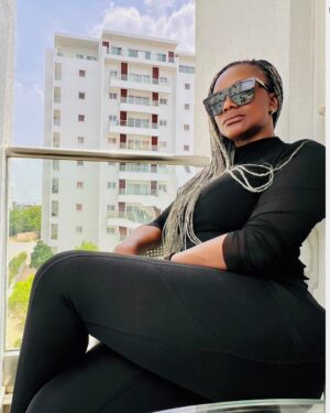 Kiki Omeili Instagram - Someone said I really like wearing black. 
I’m inclined to agree. 
Eid Mubarak to my Muslim fam…..
Y’all enjoying the holidays?
#EidMubarak