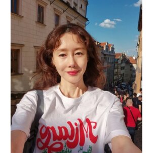 Kim Ji-soo Instagram - 댓글에 한국음식 먹고싶어 어쩌냐 걱정해 주시는 분들이 계시는데 프라하에서 저는 장봐서 한국 음식 많이 해먹고 있어요~ 
여기 폰 번호가 없어도 앱만 깔면 마트들 포인트도 쌓을 수 있는 시스템인것도 좋고,
우리나라에만 있는 재료는 구할 수 없어 아쉬운것도 있지만 독일, 체코 이런 나라들은 장바구니 물가가 한국보다 착한 가격이라 장 보는 재미가 쏠쏠하답니다. ☺️ 
밑반찬 해두기 보다는 그때 그때 찌개나 국, 반찬 한두가지해서 먹는데 한국에서는 별 생각없을때도 많은 집밥이 반찬 한두가지여도 세상 꿀맛이에요~ㅎ 김치 한조각도 소중히 여기게되고 더 감사히 먹게 된답니다. 
다음 게시물에 프라하에 놀러오시면 맛있는 과일 브랜드나 디저트 간식이나 재료들 모아서 올려볼께요. 한달살이 하러 오시는분들도 있을테고 며칠의 여행이어도 마트가서 과일이나 간단한 음식 장 보기도 하니까요~ 
모두 맛있는 시간들로 채우는 하루 보내시길 바랍니다. 

⭐️ 최고의 힐링 도시 나의 프라하 ❤️
⭐️ 유럽에서 다닐때는 걷는 걸믐수가 나갔다하면 기본 12000보에서 15000보라 밥 잘 챙겨 먹어야해요!

⭐️ 밀린 답글 기다려주세요 ☺️