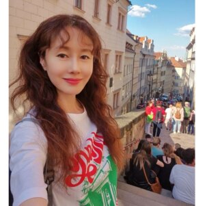 Kim Ji-soo Instagram - 댓글에 한국음식 먹고싶어 어쩌냐 걱정해 주시는 분들이 계시는데 프라하에서 저는 장봐서 한국 음식 많이 해먹고 있어요~ 
여기 폰 번호가 없어도 앱만 깔면 마트들 포인트도 쌓을 수 있는 시스템인것도 좋고,
우리나라에만 있는 재료는 구할 수 없어 아쉬운것도 있지만 독일, 체코 이런 나라들은 장바구니 물가가 한국보다 착한 가격이라 장 보는 재미가 쏠쏠하답니다. ☺️ 
밑반찬 해두기 보다는 그때 그때 찌개나 국, 반찬 한두가지해서 먹는데 한국에서는 별 생각없을때도 많은 집밥이 반찬 한두가지여도 세상 꿀맛이에요~ㅎ 김치 한조각도 소중히 여기게되고 더 감사히 먹게 된답니다. 
다음 게시물에 프라하에 놀러오시면 맛있는 과일 브랜드나 디저트 간식이나 재료들 모아서 올려볼께요. 한달살이 하러 오시는분들도 있을테고 며칠의 여행이어도 마트가서 과일이나 간단한 음식 장 보기도 하니까요~ 
모두 맛있는 시간들로 채우는 하루 보내시길 바랍니다. 

⭐️ 최고의 힐링 도시 나의 프라하 ❤️
⭐️ 유럽에서 다닐때는 걷는 걸믐수가 나갔다하면 기본 12000보에서 15000보라 밥 잘 챙겨 먹어야해요!

⭐️ 밀린 답글 기다려주세요 ☺️