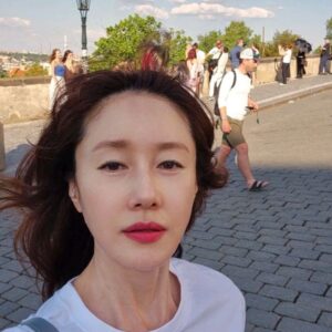 Kim Ji-soo Instagram - 댓글에 한국음식 먹고싶어 어쩌냐 걱정해 주시는 분들이 계시는데 프라하에서 저는 장봐서 한국 음식 많이 해먹고 있어요~ 
여기 폰 번호가 없어도 앱만 깔면 마트들 포인트도 쌓을 수 있는 시스템인것도 좋고,
우리나라에만 있는 재료는 구할 수 없어 아쉬운것도 있지만 독일, 체코 이런 나라들은 장바구니 물가가 한국보다 착한 가격이라 장 보는 재미가 쏠쏠하답니다. ☺️ 
밑반찬 해두기 보다는 그때 그때 찌개나 국, 반찬 한두가지해서 먹는데 한국에서는 별 생각없을때도 많은 집밥이 반찬 한두가지여도 세상 꿀맛이에요~ㅎ 김치 한조각도 소중히 여기게되고 더 감사히 먹게 된답니다. 
다음 게시물에 프라하에 놀러오시면 맛있는 과일 브랜드나 디저트 간식이나 재료들 모아서 올려볼께요. 한달살이 하러 오시는분들도 있을테고 며칠의 여행이어도 마트가서 과일이나 간단한 음식 장 보기도 하니까요~ 
모두 맛있는 시간들로 채우는 하루 보내시길 바랍니다. 

⭐️ 최고의 힐링 도시 나의 프라하 ❤️
⭐️ 유럽에서 다닐때는 걷는 걸믐수가 나갔다하면 기본 12000보에서 15000보라 밥 잘 챙겨 먹어야해요!

⭐️ 밀린 답글 기다려주세요 ☺️