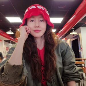 Kim Ji-soo Instagram - 이탈리아 밀라노 두오모 대성당 앞 광장.
너무 아름답고 멋진 밀라노 대성당의 모습과 영상들은 다음 게시물에 올려볼께요. ☺️
밀라노는 한국 여행객분들이 거의 없는 도시네요. 
날씨는 일기 예보보다 넘 좋아서 비 주룩주룩이면 울적할까 걱정이었는데 다행이라 생각하며..감사하게 오늘도. 🙏 

#Italy #milano