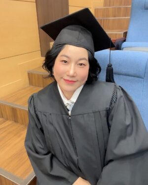 Kim Young-hee Instagram - 작년에 참 많은걸 해왔어요
6개월 동안 전국100여곳을 다니며 말자쇼를 해왔고
바쁜틈에 써왔던 책이 드디어 오늘 나왔어요!!
“가끔은 조언 보다 허언”
(교보문고 예스24 알라딘에서 예약판매 시작했어요~~^^)
.
그리고 또
박미현 교수님 제자가 되어 노래강사 자격증을 땄고요
졸업한 그곳에서 올해부터는 유머 화술 담당하는 교수가 되었어요
“니맘내맘”현실육아 유튜브도 열심히 하고 있답니다~~
물론 육아도 나름 열심히 하고 있어요~~
.
2025년 역시 
말자쇼로 전국을 다닐 예정이고 
또 다른 꿈도 하나씩 실현해 가겠습니다~~~
윤해서 엄마로 윤승열 아내로 말자할매로 저자 김영희로
노래강사 신나라로 다음은 뭐??!
.
어제는 역사고 오늘은 선물이고 내일은 미스테리
