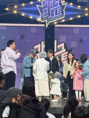 Kim Young-hee Instagram - 너무 특별했던 수요일
말자할매는 해서랑  어린이날특집 개콘 녹화 했어요~
관객 1200명 앞에서 
고사리보다 좀 더 큰 손흔들며 입장하는데 뭉클 하더라고요
뭉클도 잠시 단체사진 찍는데 잘생긴 병철삼촌 얼굴 보느라
정수리만 나왔네요🤣
.
리허설도 하고 녹화도 하고 커튼콜에 종례까지
엄마 본업 체험 제대로 하고 간 우리딸
.
하원하고 와서 나름 출근길도 찍고
리허설 끝나고 민우 삼촌이랑 놀고
뚜루이모가 돌아다니면서 용돈 수금 해주고
종혁오빠 시온 지안언니랑 방송국 구경도 하고
새코너 녹화준비 하느라 정신 없을때
번개맨 볼 틈도 없이  혼자 있을틈도 없이 
수경이모랑 거울놀이 하고 뚜루이모가 맛난거 챙겨줬어요
이모들 삼촌들 해서 이뻐해줘서 감사해요~~~
.
그나저나 게스트 윤해서님 컨디션 조절 한다고 
최근들어 젤 많이 안아줬네요 🙂
.
➡️이번주 일욜 개콘 본방에서 만나요⬅️