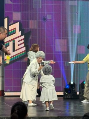 Kim Young-hee Instagram - 너무 특별했던 수요일
말자할매는 해서랑  어린이날특집 개콘 녹화 했어요~
관객 1200명 앞에서 
고사리보다 좀 더 큰 손흔들며 입장하는데 뭉클 하더라고요
뭉클도 잠시 단체사진 찍는데 잘생긴 병철삼촌 얼굴 보느라
정수리만 나왔네요🤣
.
리허설도 하고 녹화도 하고 커튼콜에 종례까지
엄마 본업 체험 제대로 하고 간 우리딸
.
하원하고 와서 나름 출근길도 찍고
리허설 끝나고 민우 삼촌이랑 놀고
뚜루이모가 돌아다니면서 용돈 수금 해주고
종혁오빠 시온 지안언니랑 방송국 구경도 하고
새코너 녹화준비 하느라 정신 없을때
번개맨 볼 틈도 없이  혼자 있을틈도 없이 
수경이모랑 거울놀이 하고 뚜루이모가 맛난거 챙겨줬어요
이모들 삼촌들 해서 이뻐해줘서 감사해요~~~
.
그나저나 게스트 윤해서님 컨디션 조절 한다고 
최근들어 젤 많이 안아줬네요 🙂
.
➡️이번주 일욜 개콘 본방에서 만나요⬅️