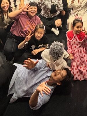 Kim Young-hee Instagram - 너무 특별했던 수요일
말자할매는 해서랑  어린이날특집 개콘 녹화 했어요~
관객 1200명 앞에서 
고사리보다 좀 더 큰 손흔들며 입장하는데 뭉클 하더라고요
뭉클도 잠시 단체사진 찍는데 잘생긴 병철삼촌 얼굴 보느라
정수리만 나왔네요🤣
.
리허설도 하고 녹화도 하고 커튼콜에 종례까지
엄마 본업 체험 제대로 하고 간 우리딸
.
하원하고 와서 나름 출근길도 찍고
리허설 끝나고 민우 삼촌이랑 놀고
뚜루이모가 돌아다니면서 용돈 수금 해주고
종혁오빠 시온 지안언니랑 방송국 구경도 하고
새코너 녹화준비 하느라 정신 없을때
번개맨 볼 틈도 없이  혼자 있을틈도 없이 
수경이모랑 거울놀이 하고 뚜루이모가 맛난거 챙겨줬어요
이모들 삼촌들 해서 이뻐해줘서 감사해요~~~
.
그나저나 게스트 윤해서님 컨디션 조절 한다고 
최근들어 젤 많이 안아줬네요 🙂
.
➡️이번주 일욜 개콘 본방에서 만나요⬅️