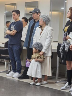 Kim Young-hee Instagram - 너무 특별했던 수요일
말자할매는 해서랑  어린이날특집 개콘 녹화 했어요~
관객 1200명 앞에서 
고사리보다 좀 더 큰 손흔들며 입장하는데 뭉클 하더라고요
뭉클도 잠시 단체사진 찍는데 잘생긴 병철삼촌 얼굴 보느라
정수리만 나왔네요🤣
.
리허설도 하고 녹화도 하고 커튼콜에 종례까지
엄마 본업 체험 제대로 하고 간 우리딸
.
하원하고 와서 나름 출근길도 찍고
리허설 끝나고 민우 삼촌이랑 놀고
뚜루이모가 돌아다니면서 용돈 수금 해주고
종혁오빠 시온 지안언니랑 방송국 구경도 하고
새코너 녹화준비 하느라 정신 없을때
번개맨 볼 틈도 없이  혼자 있을틈도 없이 
수경이모랑 거울놀이 하고 뚜루이모가 맛난거 챙겨줬어요
이모들 삼촌들 해서 이뻐해줘서 감사해요~~~
.
그나저나 게스트 윤해서님 컨디션 조절 한다고 
최근들어 젤 많이 안아줬네요 🙂
.
➡️이번주 일욜 개콘 본방에서 만나요⬅️