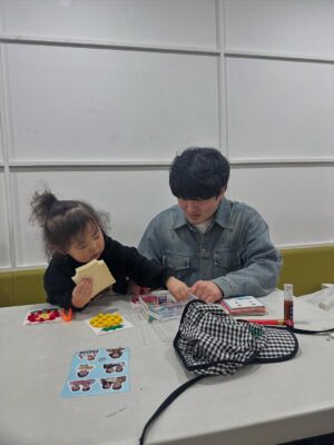 Kim Young-hee Instagram - 너무 특별했던 수요일
말자할매는 해서랑  어린이날특집 개콘 녹화 했어요~
관객 1200명 앞에서 
고사리보다 좀 더 큰 손흔들며 입장하는데 뭉클 하더라고요
뭉클도 잠시 단체사진 찍는데 잘생긴 병철삼촌 얼굴 보느라
정수리만 나왔네요🤣
.
리허설도 하고 녹화도 하고 커튼콜에 종례까지
엄마 본업 체험 제대로 하고 간 우리딸
.
하원하고 와서 나름 출근길도 찍고
리허설 끝나고 민우 삼촌이랑 놀고
뚜루이모가 돌아다니면서 용돈 수금 해주고
종혁오빠 시온 지안언니랑 방송국 구경도 하고
새코너 녹화준비 하느라 정신 없을때
번개맨 볼 틈도 없이  혼자 있을틈도 없이 
수경이모랑 거울놀이 하고 뚜루이모가 맛난거 챙겨줬어요
이모들 삼촌들 해서 이뻐해줘서 감사해요~~~
.
그나저나 게스트 윤해서님 컨디션 조절 한다고 
최근들어 젤 많이 안아줬네요 🙂
.
➡️이번주 일욜 개콘 본방에서 만나요⬅️