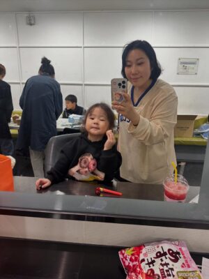 Kim Young-hee Instagram - 너무 특별했던 수요일
말자할매는 해서랑  어린이날특집 개콘 녹화 했어요~
관객 1200명 앞에서 
고사리보다 좀 더 큰 손흔들며 입장하는데 뭉클 하더라고요
뭉클도 잠시 단체사진 찍는데 잘생긴 병철삼촌 얼굴 보느라
정수리만 나왔네요🤣
.
리허설도 하고 녹화도 하고 커튼콜에 종례까지
엄마 본업 체험 제대로 하고 간 우리딸
.
하원하고 와서 나름 출근길도 찍고
리허설 끝나고 민우 삼촌이랑 놀고
뚜루이모가 돌아다니면서 용돈 수금 해주고
종혁오빠 시온 지안언니랑 방송국 구경도 하고
새코너 녹화준비 하느라 정신 없을때
번개맨 볼 틈도 없이  혼자 있을틈도 없이 
수경이모랑 거울놀이 하고 뚜루이모가 맛난거 챙겨줬어요
이모들 삼촌들 해서 이뻐해줘서 감사해요~~~
.
그나저나 게스트 윤해서님 컨디션 조절 한다고 
최근들어 젤 많이 안아줬네요 🙂
.
➡️이번주 일욜 개콘 본방에서 만나요⬅️