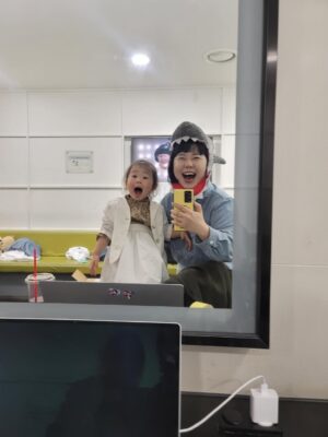 Kim Young-hee Instagram - 너무 특별했던 수요일
말자할매는 해서랑  어린이날특집 개콘 녹화 했어요~
관객 1200명 앞에서 
고사리보다 좀 더 큰 손흔들며 입장하는데 뭉클 하더라고요
뭉클도 잠시 단체사진 찍는데 잘생긴 병철삼촌 얼굴 보느라
정수리만 나왔네요🤣
.
리허설도 하고 녹화도 하고 커튼콜에 종례까지
엄마 본업 체험 제대로 하고 간 우리딸
.
하원하고 와서 나름 출근길도 찍고
리허설 끝나고 민우 삼촌이랑 놀고
뚜루이모가 돌아다니면서 용돈 수금 해주고
종혁오빠 시온 지안언니랑 방송국 구경도 하고
새코너 녹화준비 하느라 정신 없을때
번개맨 볼 틈도 없이  혼자 있을틈도 없이 
수경이모랑 거울놀이 하고 뚜루이모가 맛난거 챙겨줬어요
이모들 삼촌들 해서 이뻐해줘서 감사해요~~~
.
그나저나 게스트 윤해서님 컨디션 조절 한다고 
최근들어 젤 많이 안아줬네요 🙂
.
➡️이번주 일욜 개콘 본방에서 만나요⬅️