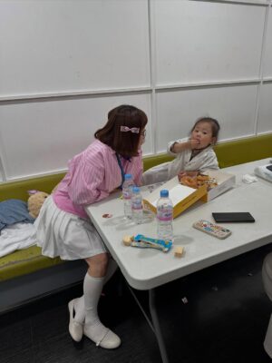 Kim Young-hee Instagram - 너무 특별했던 수요일
말자할매는 해서랑  어린이날특집 개콘 녹화 했어요~
관객 1200명 앞에서 
고사리보다 좀 더 큰 손흔들며 입장하는데 뭉클 하더라고요
뭉클도 잠시 단체사진 찍는데 잘생긴 병철삼촌 얼굴 보느라
정수리만 나왔네요🤣
.
리허설도 하고 녹화도 하고 커튼콜에 종례까지
엄마 본업 체험 제대로 하고 간 우리딸
.
하원하고 와서 나름 출근길도 찍고
리허설 끝나고 민우 삼촌이랑 놀고
뚜루이모가 돌아다니면서 용돈 수금 해주고
종혁오빠 시온 지안언니랑 방송국 구경도 하고
새코너 녹화준비 하느라 정신 없을때
번개맨 볼 틈도 없이  혼자 있을틈도 없이 
수경이모랑 거울놀이 하고 뚜루이모가 맛난거 챙겨줬어요
이모들 삼촌들 해서 이뻐해줘서 감사해요~~~
.
그나저나 게스트 윤해서님 컨디션 조절 한다고 
최근들어 젤 많이 안아줬네요 🙂
.
➡️이번주 일욜 개콘 본방에서 만나요⬅️