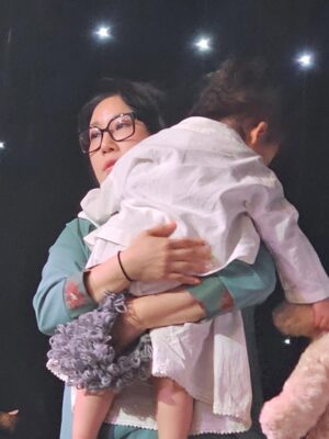 Kim Young-hee Instagram - 너무 특별했던 수요일
말자할매는 해서랑  어린이날특집 개콘 녹화 했어요~
관객 1200명 앞에서 
고사리보다 좀 더 큰 손흔들며 입장하는데 뭉클 하더라고요
뭉클도 잠시 단체사진 찍는데 잘생긴 병철삼촌 얼굴 보느라
정수리만 나왔네요🤣
.
리허설도 하고 녹화도 하고 커튼콜에 종례까지
엄마 본업 체험 제대로 하고 간 우리딸
.
하원하고 와서 나름 출근길도 찍고
리허설 끝나고 민우 삼촌이랑 놀고
뚜루이모가 돌아다니면서 용돈 수금 해주고
종혁오빠 시온 지안언니랑 방송국 구경도 하고
새코너 녹화준비 하느라 정신 없을때
번개맨 볼 틈도 없이  혼자 있을틈도 없이 
수경이모랑 거울놀이 하고 뚜루이모가 맛난거 챙겨줬어요
이모들 삼촌들 해서 이뻐해줘서 감사해요~~~
.
그나저나 게스트 윤해서님 컨디션 조절 한다고 
최근들어 젤 많이 안아줬네요 🙂
.
➡️이번주 일욜 개콘 본방에서 만나요⬅️