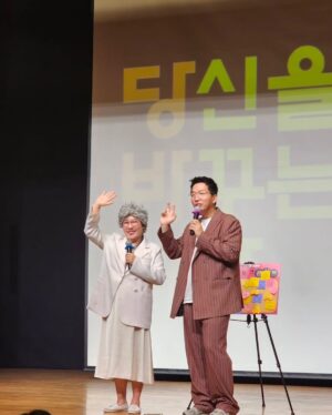 Kim Young-hee Instagram - 작년에 참 많은걸 해왔어요
6개월 동안 전국100여곳을 다니며 말자쇼를 해왔고
바쁜틈에 써왔던 책이 드디어 오늘 나왔어요!!
“가끔은 조언 보다 허언”
(교보문고 예스24 알라딘에서 예약판매 시작했어요~~^^)
.
그리고 또
박미현 교수님 제자가 되어 노래강사 자격증을 땄고요
졸업한 그곳에서 올해부터는 유머 화술 담당하는 교수가 되었어요
“니맘내맘”현실육아 유튜브도 열심히 하고 있답니다~~
물론 육아도 나름 열심히 하고 있어요~~
.
2025년 역시 
말자쇼로 전국을 다닐 예정이고 
또 다른 꿈도 하나씩 실현해 가겠습니다~~~
윤해서 엄마로 윤승열 아내로 말자할매로 저자 김영희로
노래강사 신나라로 다음은 뭐??!
.
어제는 역사고 오늘은 선물이고 내일은 미스테리