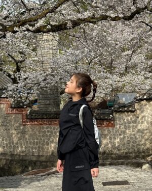 Kim Yu-ha Instagram - #광고 @discoveryexpeditionkids_kr 
봄부터 여름까지 입을 수 있는 만능룩
세미 크롭 기장 바람막이에 밑단 트임 롱스커트로 간지핏나고
가볍고 편안해서 활동성도 짱이에용❤️
여기에 하이퍼 샌디까지 더하면 고프코어 무드 추가요!!

🏷️ 프레시벤트 에센셜 크롭 자켓   아웃도어 스커트 140
🏷️ 하이퍼 샌디 키즈 운동화 210

#넥스트디스커버러 #리틀디스커버러 #디스커버리키즈
#디스커버리키즈바람막이#디스커버리키즈운동화#프레시벤트 
#키즈바람막이 #키즈자켓 #여아바람막이 #주니어바람막이 
#여아스커트 #키즈운동화 #키즈아웃도어 #키즈데일리룩
#키즈브랜드#주니어브랜즈#키즈패션#주니어패션
