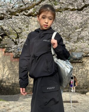 Kim Yu-ha Instagram - #광고 @discoveryexpeditionkids_kr 
봄부터 여름까지 입을 수 있는 만능룩
세미 크롭 기장 바람막이에 밑단 트임 롱스커트로 간지핏나고
가볍고 편안해서 활동성도 짱이에용❤️
여기에 하이퍼 샌디까지 더하면 고프코어 무드 추가요!!

🏷️ 프레시벤트 에센셜 크롭 자켓   아웃도어 스커트 140
🏷️ 하이퍼 샌디 키즈 운동화 210

#넥스트디스커버러 #리틀디스커버러 #디스커버리키즈
#디스커버리키즈바람막이#디스커버리키즈운동화#프레시벤트 
#키즈바람막이 #키즈자켓 #여아바람막이 #주니어바람막이 
#여아스커트 #키즈운동화 #키즈아웃도어 #키즈데일리룩
#키즈브랜드#주니어브랜즈#키즈패션#주니어패션