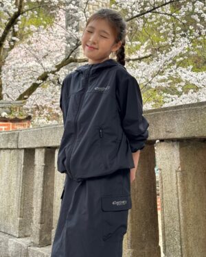 Kim Yu-ha Instagram - #광고 @discoveryexpeditionkids_kr 
봄부터 여름까지 입을 수 있는 만능룩
세미 크롭 기장 바람막이에 밑단 트임 롱스커트로 간지핏나고
가볍고 편안해서 활동성도 짱이에용❤️
여기에 하이퍼 샌디까지 더하면 고프코어 무드 추가요!!

🏷️ 프레시벤트 에센셜 크롭 자켓   아웃도어 스커트 140
🏷️ 하이퍼 샌디 키즈 운동화 210

#넥스트디스커버러 #리틀디스커버러 #디스커버리키즈
#디스커버리키즈바람막이#디스커버리키즈운동화#프레시벤트 
#키즈바람막이 #키즈자켓 #여아바람막이 #주니어바람막이 
#여아스커트 #키즈운동화 #키즈아웃도어 #키즈데일리룩
#키즈브랜드#주니어브랜즈#키즈패션#주니어패션