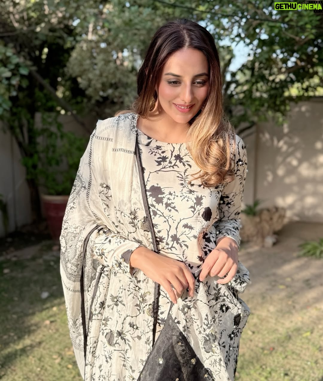 Kinza Razzak - 22.3K Likes - Eid Mubarak 🌸
….
……
Wearing : @qyaas.multibrand