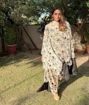 Kinza Razzak Instagram - Eid Mubarak 🌸

….
……
Wearing : @qyaas.multibrand