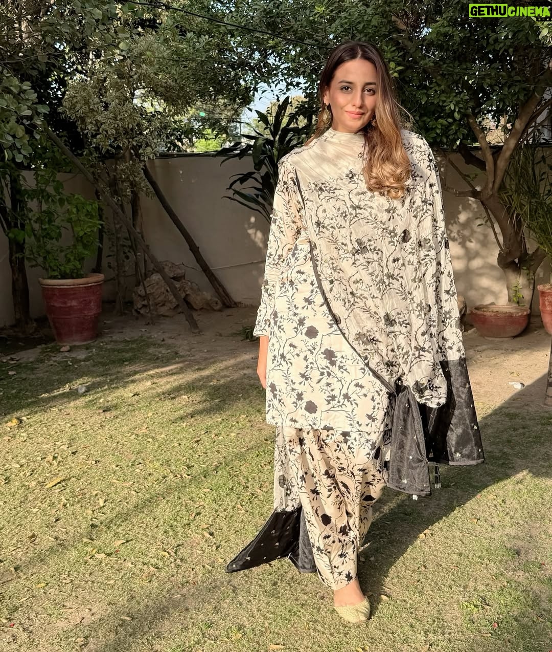 Kinza Razzak - 22.3K Likes - Eid Mubarak 🌸
….
……
Wearing : @qyaas.multibrand