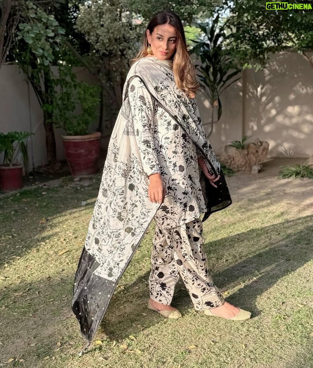Kinza Razzak - 22.3K Likes - Eid Mubarak 🌸
….
……
Wearing : @qyaas.multibrand