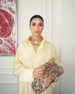 Kiran Malik Instagram - Summer is all butter yellow for me 🌼🌻☀️✨ & Meesha’s beautiful album @meesha.shafi 

Shirt @phool_by_yawar 

Skirt @hm 

Bag @bottegavenetaworld 

📸 @khansa__r 

#kiranmalik #styletricksbyk #yellow #fashion #summer