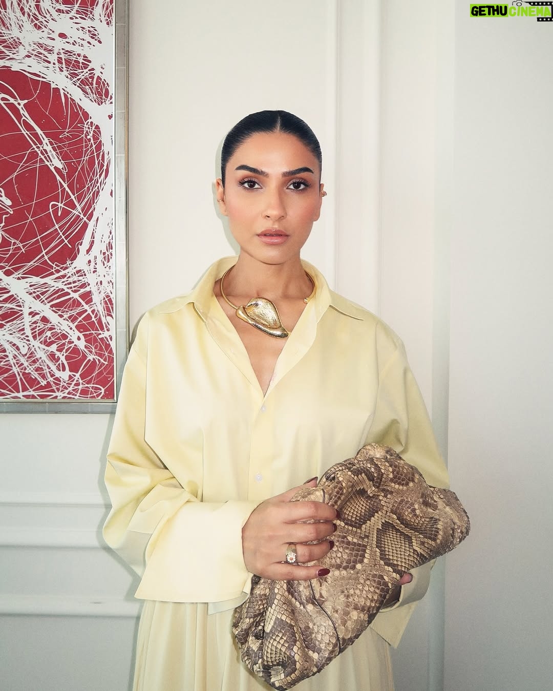 Kiran Malik - 756 Likes - Summer is all butter yellow for me 🌼🌻☀️✨ & Meesha’s beautiful album @meesha.shafi
Shirt @phool_by_yawar
Skirt @hm
Bag @bottegavenetaworld
📸 @khansa__r
#kiranmalik #styletricksbyk #yellow #fashion #summer