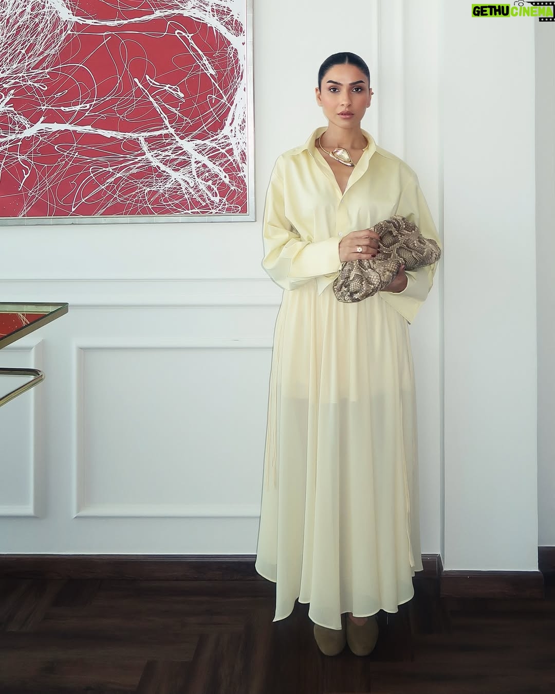 Kiran Malik - 756 Likes - Summer is all butter yellow for me 🌼🌻☀️✨ & Meesha’s beautiful album @meesha.shafi
Shirt @phool_by_yawar
Skirt @hm
Bag @bottegavenetaworld
📸 @khansa__r
#kiranmalik #styletricksbyk #yellow #fashion #summer