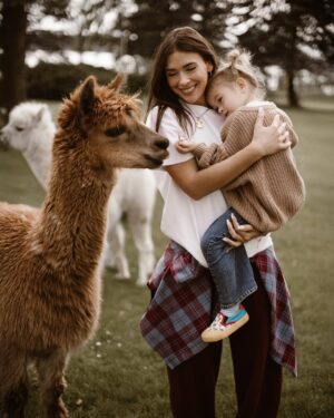 Klaudia Halejcio Instagram - 🦙 Te cudowne alpaki mają w sobie coś magicznego — wystarczy chwila w ich towarzystwie, by poczuć spokój, ciepło i uśmiech 🥰✨

@iwona.stomska.fotografia 📸
