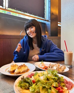Konomi Naito Instagram - もう夏なのかなってくらい暑いね☀️

@niketokyo のゼンビーシリーズのキャミが
サラッとしててボディラインにピッタリ
フィットしてお気に入り🎽

これからヘビロテの予感。

タンクトップやキャミをヘルシーに着るためにも
もう少し上半身鍛えるよお💪

太くはしたくないから肩と胸メインで
二頭三頭は控えめにしたいところ😇

食べるの大好きなんでね、有酸素も多めにしていく気持ち。