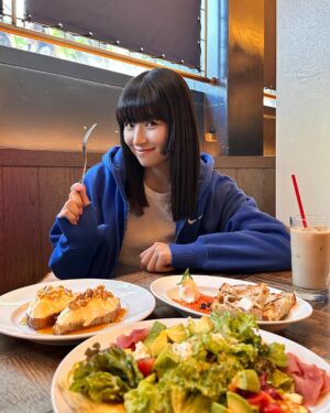 Konomi Naito Instagram - もう夏なのかなってくらい暑いね☀️

@niketokyo のゼンビーシリーズのキャミが
サラッとしててボディラインにピッタリ
フィットしてお気に入り🎽

これからヘビロテの予感。

タンクトップやキャミをヘルシーに着るためにも
もう少し上半身鍛えるよお💪

太くはしたくないから肩と胸メインで
二頭三頭は控えめにしたいところ😇

食べるの大好きなんでね、有酸素も多めにしていく気持ち。