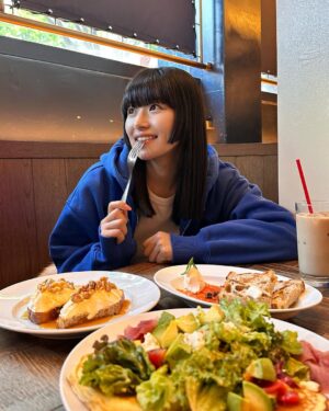 Konomi Naito Instagram - もう夏なのかなってくらい暑いね☀️

@niketokyo のゼンビーシリーズのキャミが
サラッとしててボディラインにピッタリ
フィットしてお気に入り🎽

これからヘビロテの予感。

タンクトップやキャミをヘルシーに着るためにも
もう少し上半身鍛えるよお💪

太くはしたくないから肩と胸メインで
二頭三頭は控えめにしたいところ😇

食べるの大好きなんでね、有酸素も多めにしていく気持ち。